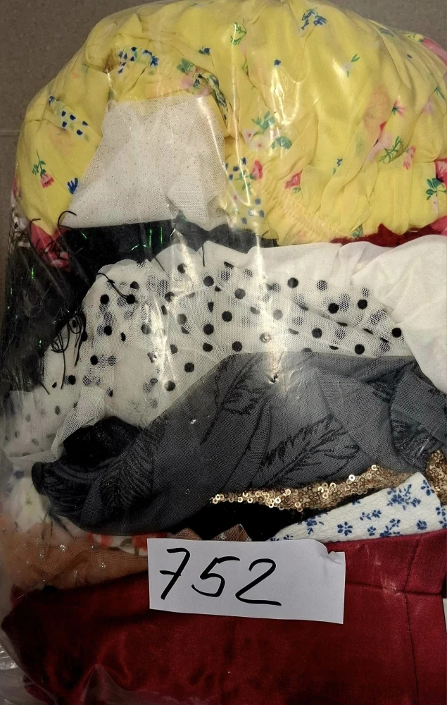 Balík 752, 5 Kg Výběrové dívčí sváteční oblečení, 1 jakost + cream
