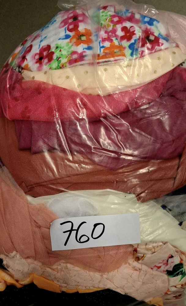 Balík 760, 5 Kg Výběrové dívčí sváteční oblečení, 1 jakost + cream