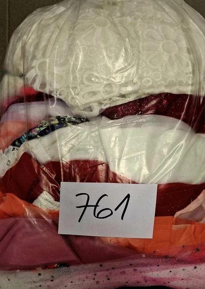 Balík 761, 5 Kg Výběrové dívčí sváteční oblečení, 1 jakost + cream