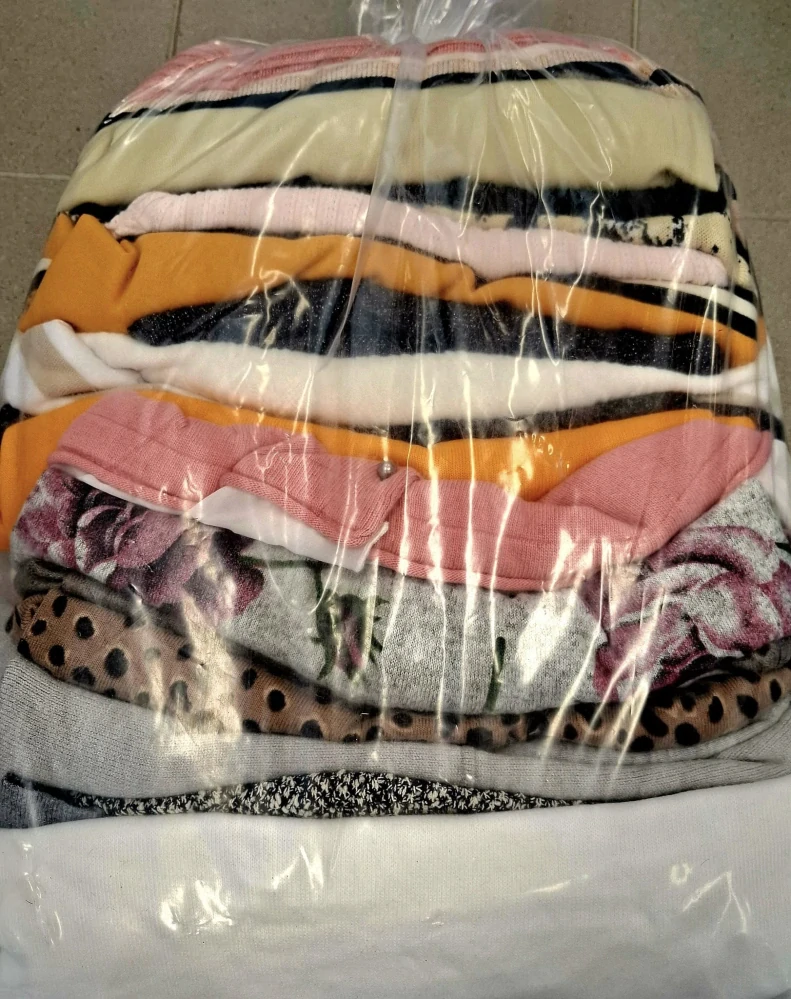 Balík 340/25 – Dámské lehké svetříky a úpletová trička – 5 kg – 1. jakost + cream