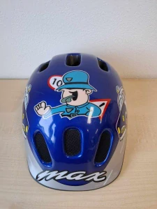 Hračka 1104, 0,22 Kg Chlapecká helma velikost S, trochu poškrábaná, jinak v dobrém stavu