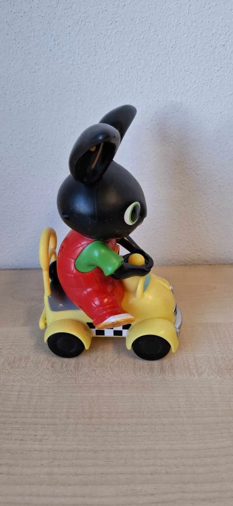 Hračka 946, 0,24 Kg,  Králíček Bing v taxíku s pískajícím volantem, 19 cm