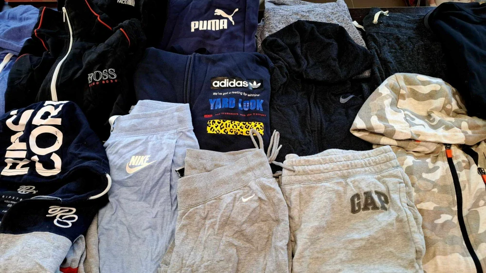 Balík 190/25, 25 Kg Originál tepláky a mikiny (většina) na zip pro dospělé, 1,2 jakost, Anglie, 57 ks