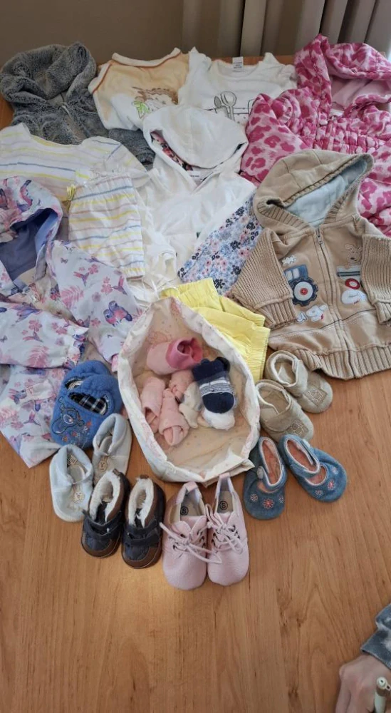 Balík 408 – 4,3 Kg – Dívčí oblečení pro miminko 0–12 měsíců – 1. jakost + cream – 51 ks + doplňky