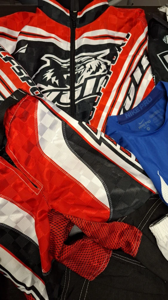 Balík 795/25 – 6,2 kg – Chlapecké sportovní oblečení 👟👧 – 27 ks – kvalita 1 jakost, pár kousků 2. jakost, velikosti 104-152 , Anglie