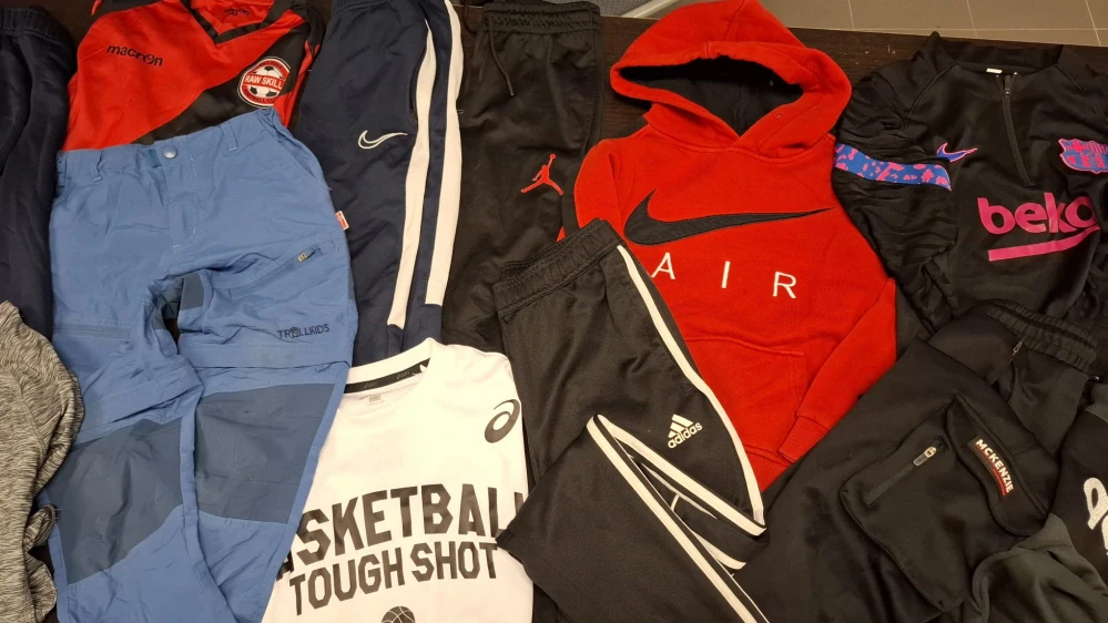 Balík 794/25 – 6 kg – Chlapecké sportovní oblečení 👟👧 – 30 ks – kvalita 1 jakost, pár kousků 2. jakost, velikosti 134-158 , Anglie