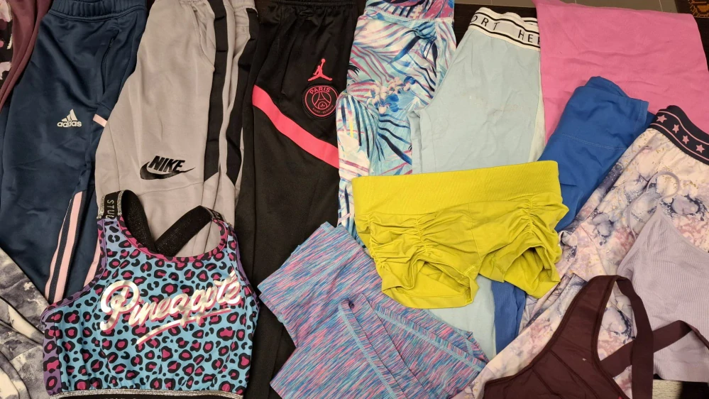 793/25 – 7 kg – Dívčí sportovní oblečení 👟👧 – 51 ks – kvalita 1 jakost, pár kousků 2. jakost, velikosti 140-158 a XS , Anglie