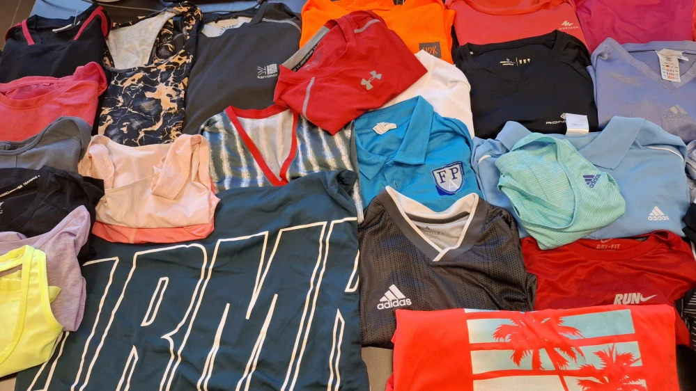 Balík 557/26 – 5 Kg sportovní trička pro dospělé, 1. jakost + cream, 39 ks