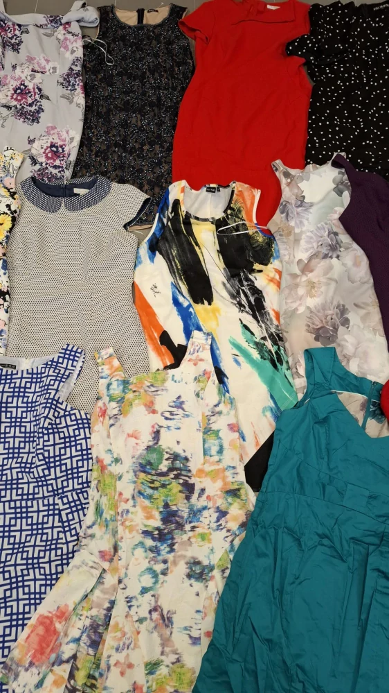 Balík 31/26 – 25 kg dámské šaty jaro–léto, 1. jakost + cream, velikosti XS–XXL