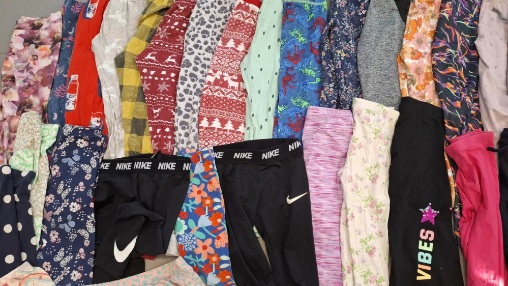Balík 2/26 – 20 kg – dětské legíny, tepláky, bavlněné kraťasy, pyžamové kalhoty – mix kvalit – cca 190 ks
