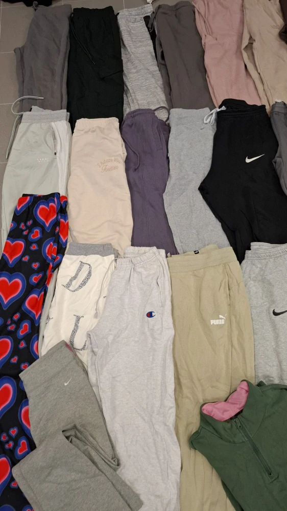 Balík 91/26 – 25 Kg tepláky pro dospělé, 1. a 2. jakost, cca 60-65 ks, velikosti do 2XL