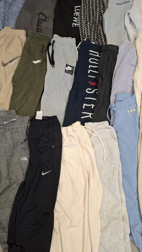 Balík 93/26 – 25 Kg tepláky pro dospělé, 1. a 2. jakost, cca 60 - 65 ks, velikosti do 2XL