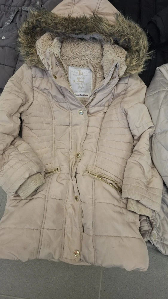 Balík 97/26, 3,3 kg, dívčí zimní kabáty vel. 116–140, 1. jakost, 5 ks, DOPRODEJ