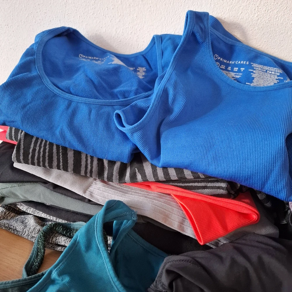 Balík 175/26, 4 kg – Výběrové dámské/dívčí sportovní legíny, kraťasy, tílka, trička a podprsenky, velikosti XS–S, 28 ks, kvalita 1 jakost + cream