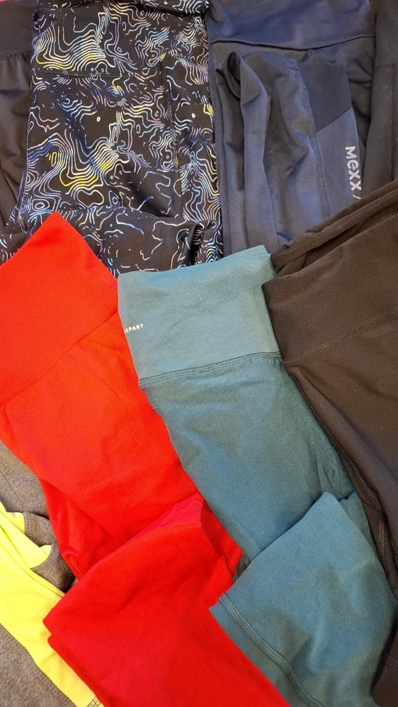 Balík 188/26, 2,7 kg, dámské sportovní legíny (vel. M), cca 16 ks, 1. jakost