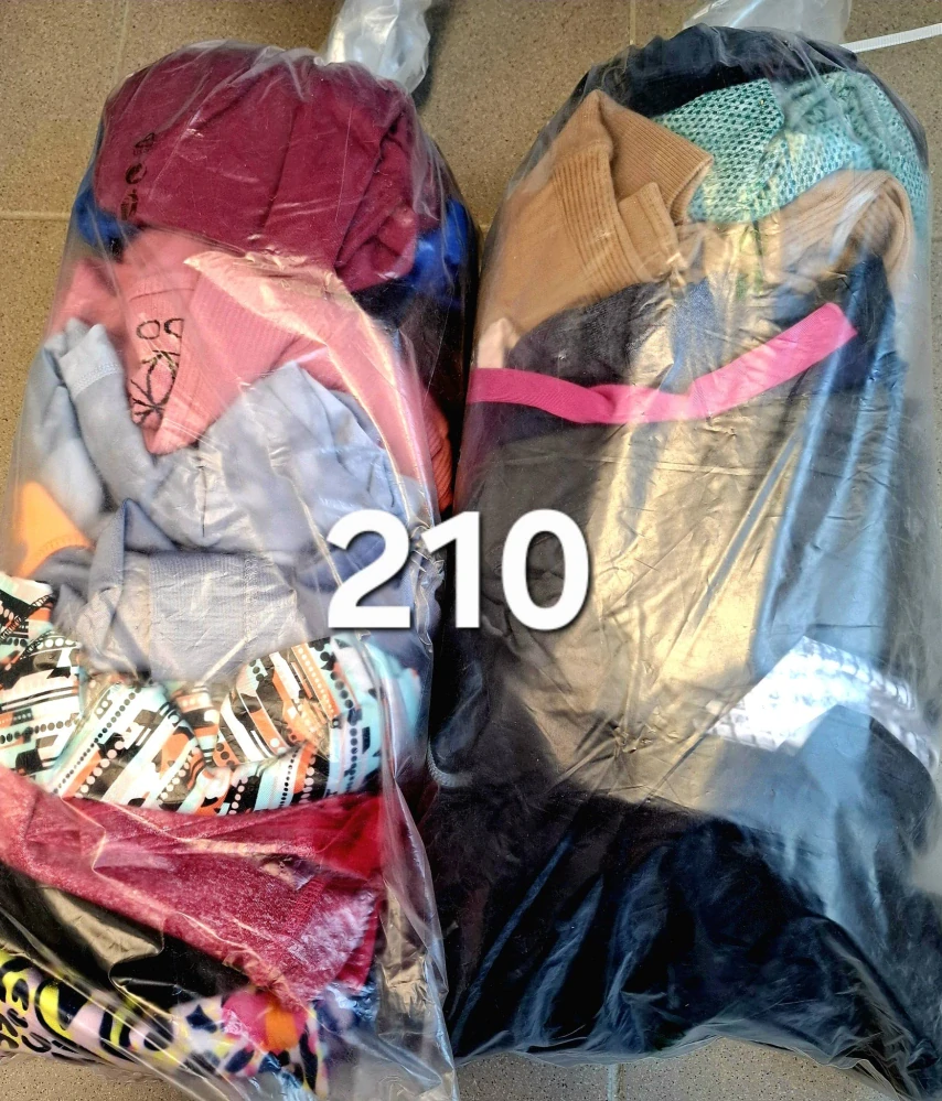 Balík 210/26 – 4 kg dámské sportovní legíny (cca 19–21 ks, velikosti XS–XL, 1. jakost + cream)