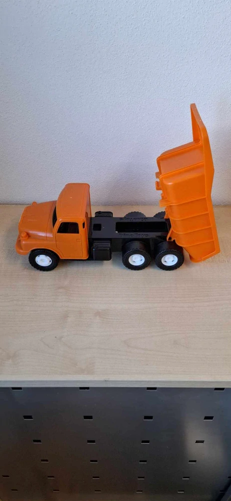 Balík 947, 0,34 Kg, Dino tatra orange 30 cm, pěkný stav