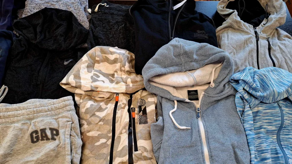 Balík 190/25, 25 Kg Originál tepláky a mikiny (většina) na zip pro dospělé, 1,2 jakost, Anglie, 57 ks