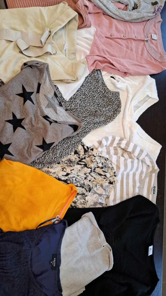 Balík 403/25 – Dámské lehké svetříky a teplejší trička | 1. jakost + cream | 22 ks | 4,8 Kg