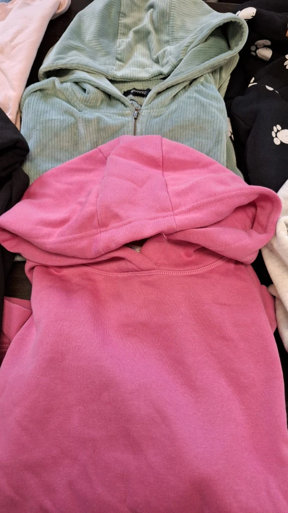 Balík 696/25, 4,4 Kg,  Výběrové dívčí mikiny, velikost XS a S,1. jakost + cream