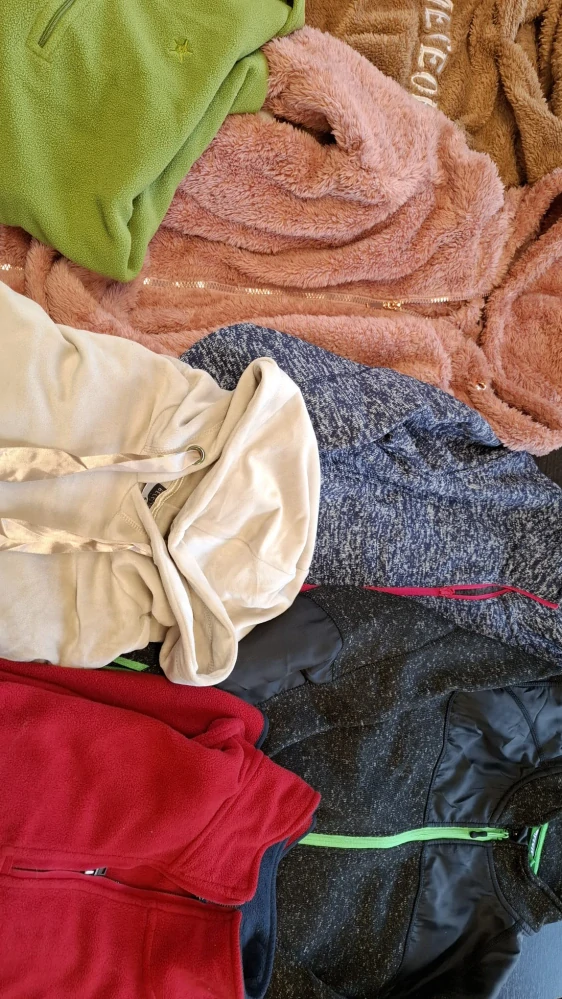 Balík 697/25 – 5 Kg – Výběrové flísové mikiny pro dospělé – 1. jakost + cream – 11 ks