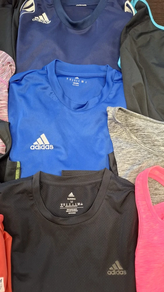 Balík 718/25 – Sportovní trička a tílka pro dospělé! 3 Kg – 1. jakost + cream, 22 ks