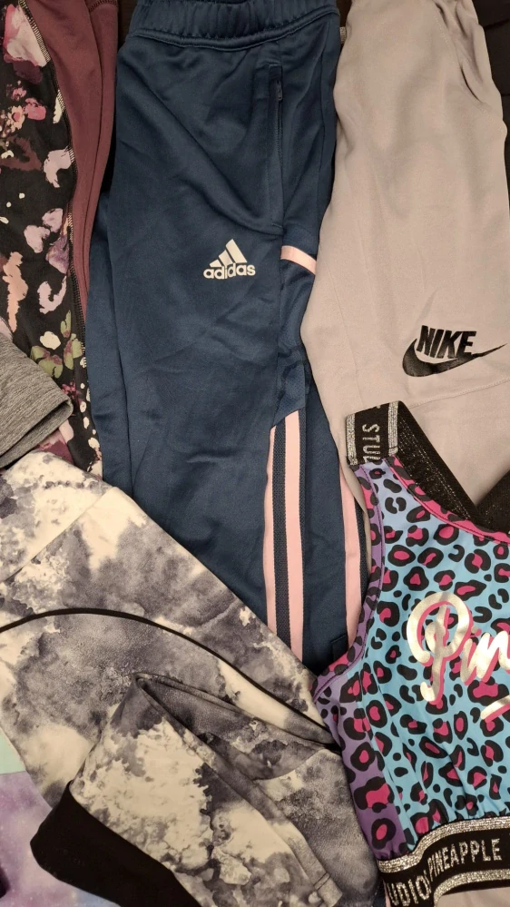 793/25 – 7 kg – Dívčí sportovní oblečení 👟👧 – 51 ks – kvalita 1 jakost, pár kousků 2. jakost, velikosti 140-158 a XS , Anglie