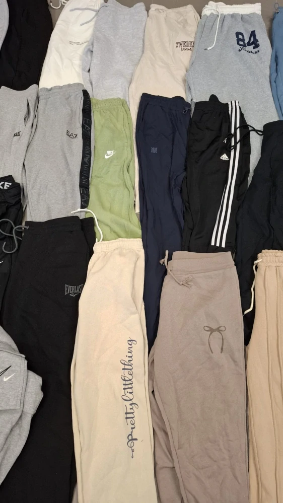 Balík 13/26 – 25 Kg tepláky pro dospělé, 1. a 2. jakost, cca 64 ks, velikosti do 2XL
