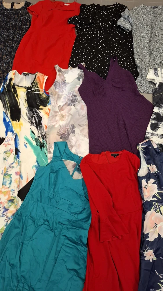Balík 31/26 – 25 kg dámské šaty jaro–léto, 1. jakost + cream, velikosti XS–XXL