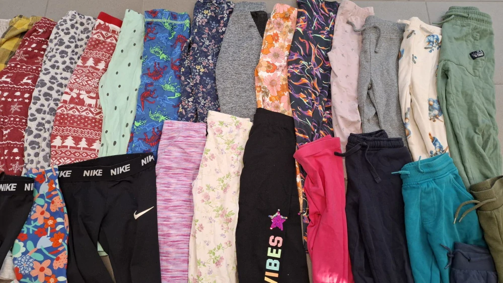 Balík 2/26 – 20 kg – dětské legíny, tepláky, bavlněné kraťasy, pyžamové kalhoty – mix kvalit – cca 190 ks