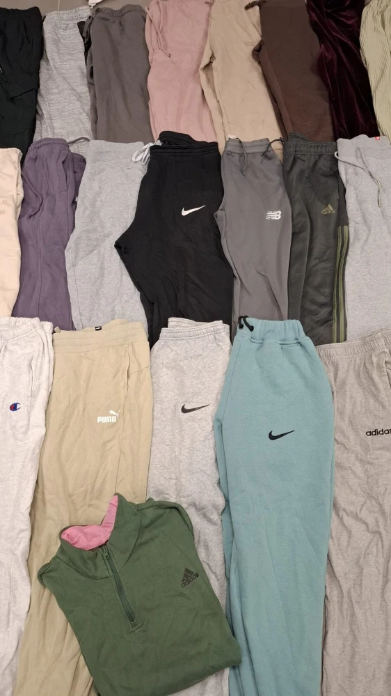 Balík 91/26 – 25 Kg tepláky pro dospělé, 1. a 2. jakost, cca 60-65 ks, velikosti do 2XL