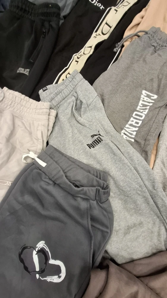 Balík 92/26 – 25 Kg tepláky pro dospělé, 1. a 2. jakost, cca 60-65 ks, velikosti do 2XL