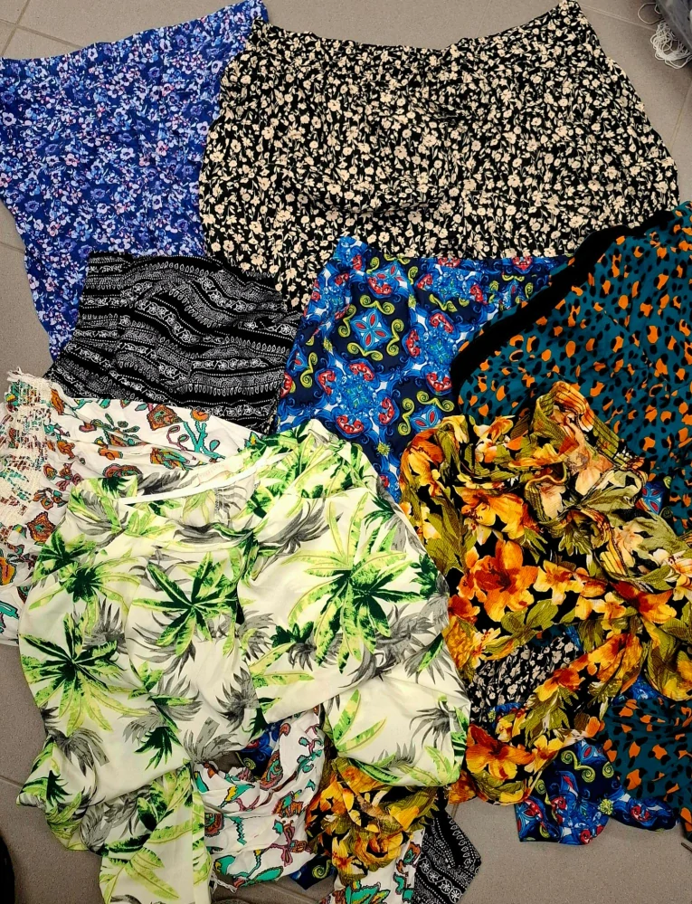 Balík 164/26 – 25 kg – Dámské letní kalhoty (haremky do gumy), mix velikostí, první jakost, Anglie , cca 125 ks