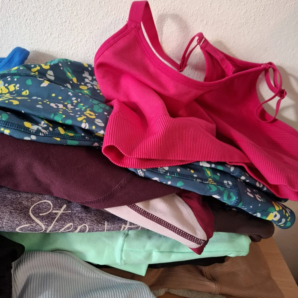Balík 175/26, 4 kg – Výběrové dámské/dívčí sportovní legíny, kraťasy, tílka, trička a podprsenky, velikosti XS–S, 28 ks, kvalita 1 jakost + cream