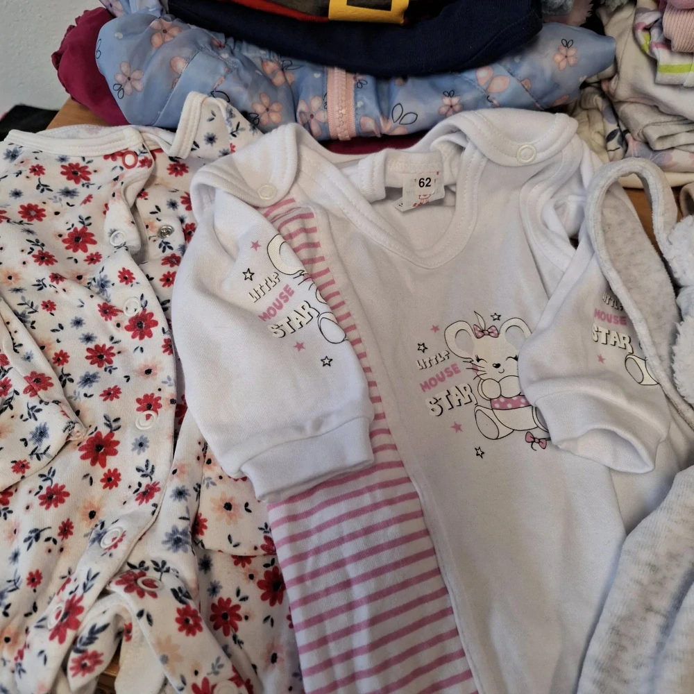 Balík 33/25, 5,4 Kg, Dívka velikost 0-3 měsíce, 1,2 jakost, 81 Ks