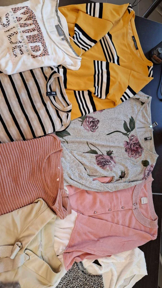 Balík 403/25 – Dámské lehké svetříky a teplejší trička | 1. jakost + cream | 22 ks | 4,8 Kg