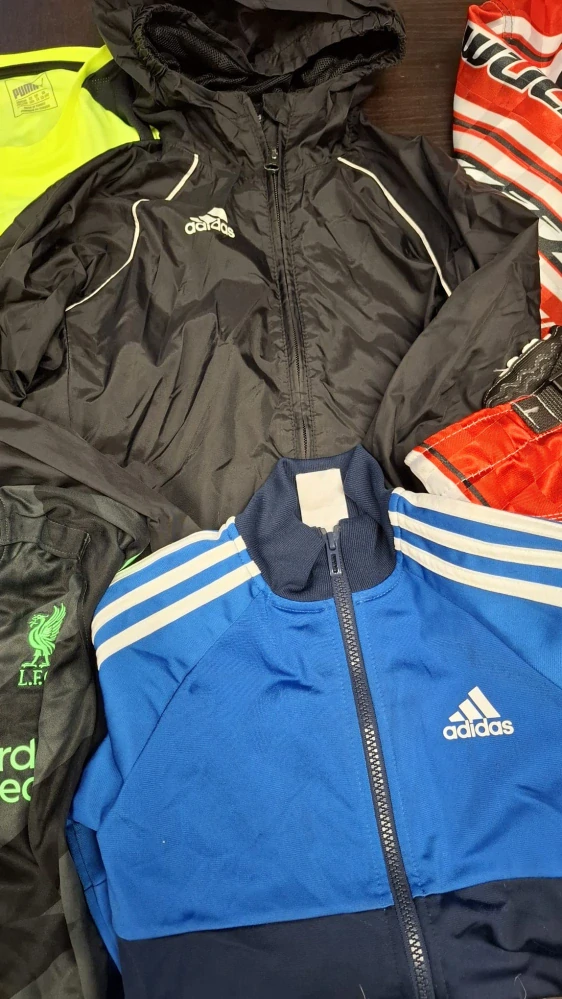 Balík 795/25 – 6,2 kg – Chlapecké sportovní oblečení 👟👧 – 27 ks – kvalita 1 jakost, pár kousků 2. jakost, velikosti 104-152 , Anglie