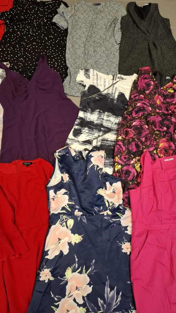 Balík 31/26 – 25 kg dámské šaty jaro–léto, 1. jakost + cream, velikosti XS–XXL