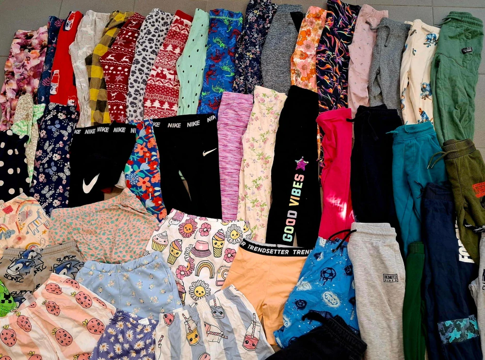 Balík 2/26 – 20 kg – dětské legíny, tepláky, bavlněné kraťasy, pyžamové kalhoty – mix kvalit – cca 190 ks