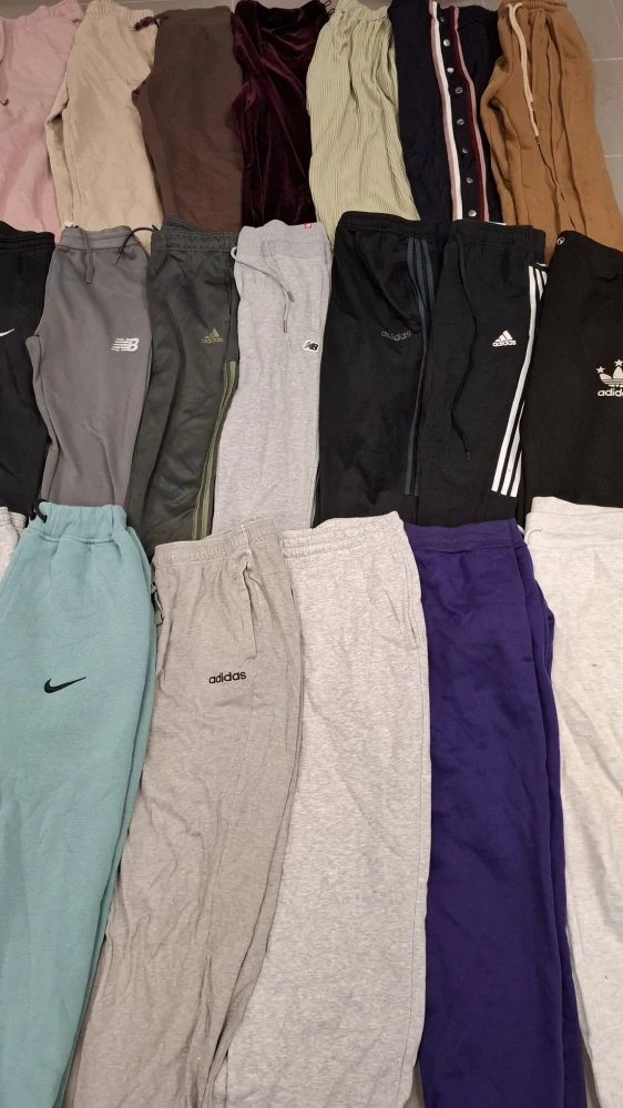 Balík 91/26 – 25 Kg tepláky pro dospělé, 1. a 2. jakost, cca 60-65 ks, velikosti do 2XL