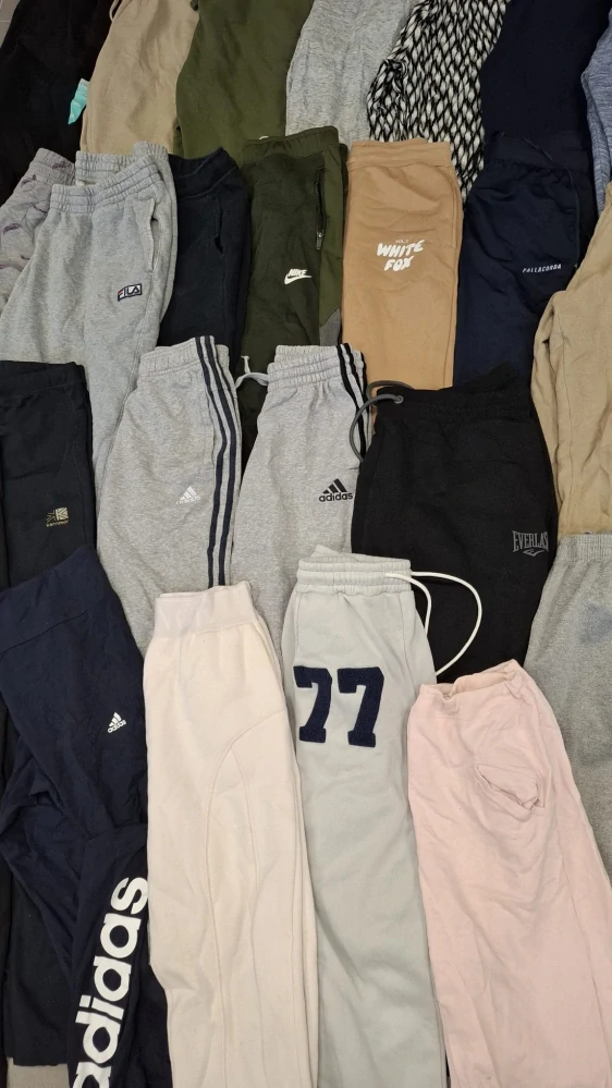 Balík 93/26 – 25 Kg tepláky pro dospělé, 1. a 2. jakost, cca 60 - 65 ks, velikosti do 2XL