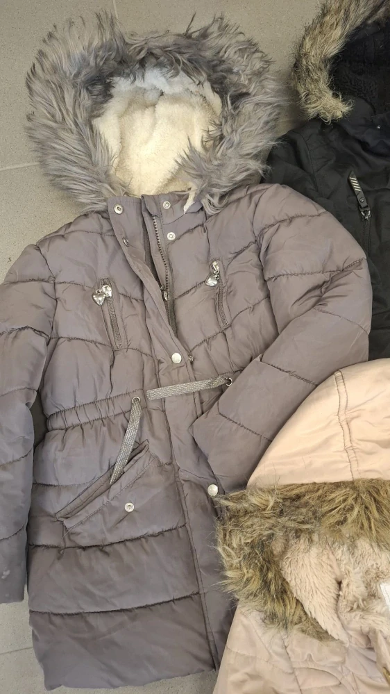 Balík 97/26, 3,3 kg, dívčí zimní kabáty vel. 116–140, 1. jakost, 5 ks, DOPRODEJ