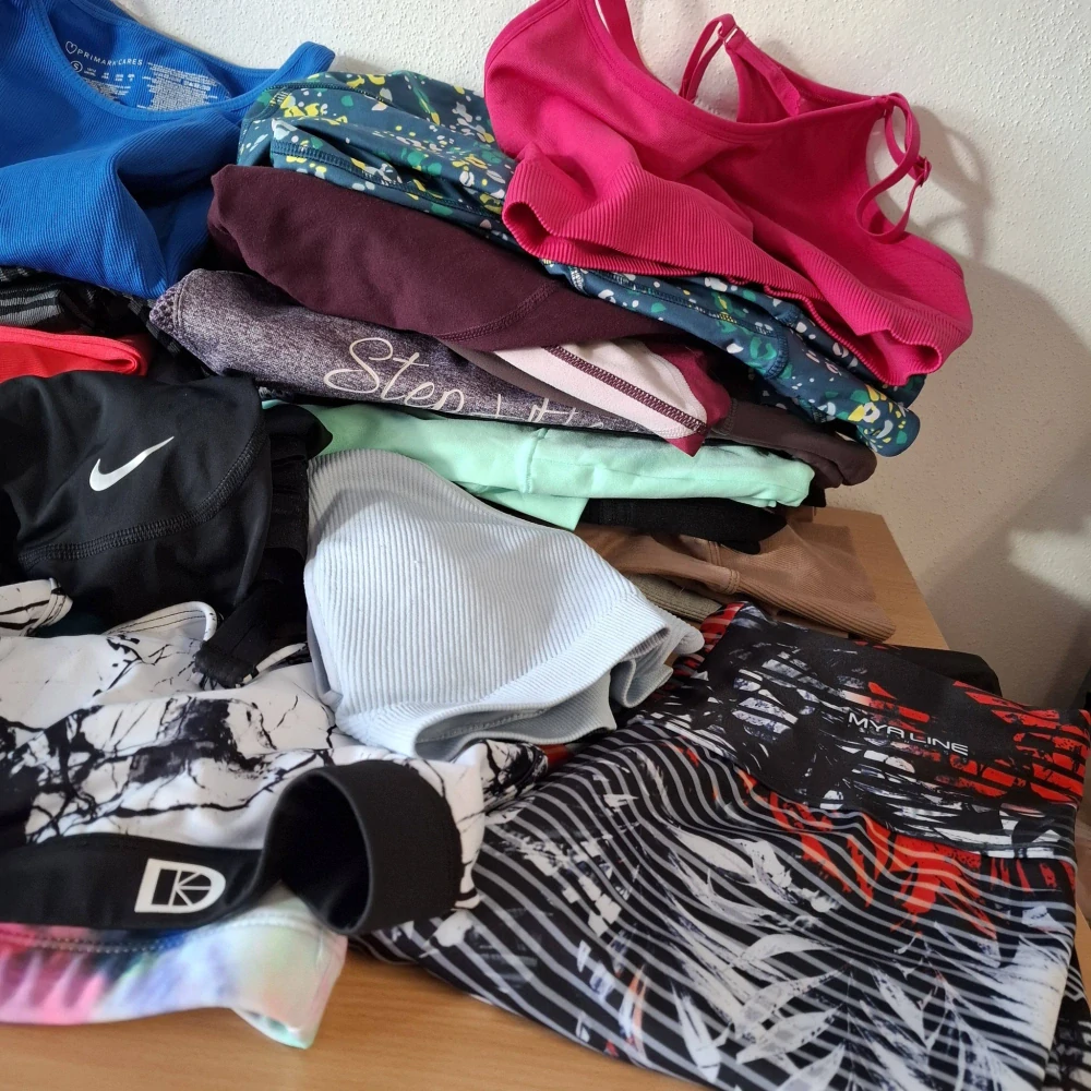 Balík 175/26, 4 kg – Výběrové dámské/dívčí sportovní legíny, kraťasy, tílka, trička a podprsenky, velikosti XS–S, 28 ks, kvalita 1 jakost + cream