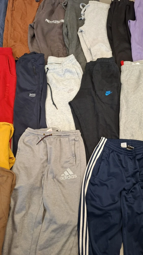Balík 249/26 – 25 Kg tepláky pro dospělé, 1. a 2. jakost, cca 60-65 ks, Originál Anglie