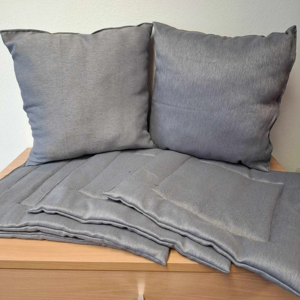 Balík 345/25 – Nová sada podsedáků a polštářků – 1,7 kg