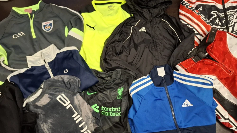 Balík 795/25 – 6,2 kg – Chlapecké sportovní oblečení 👟👧 – 27 ks – kvalita 1 jakost, pár kousků 2. jakost, velikosti 104-152 , Anglie