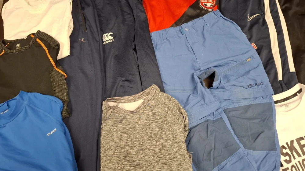Balík 794/25 – 6 kg – Chlapecké sportovní oblečení 👟👧 – 30 ks – kvalita 1 jakost, pár kousků 2. jakost, velikosti 134-158 , Anglie