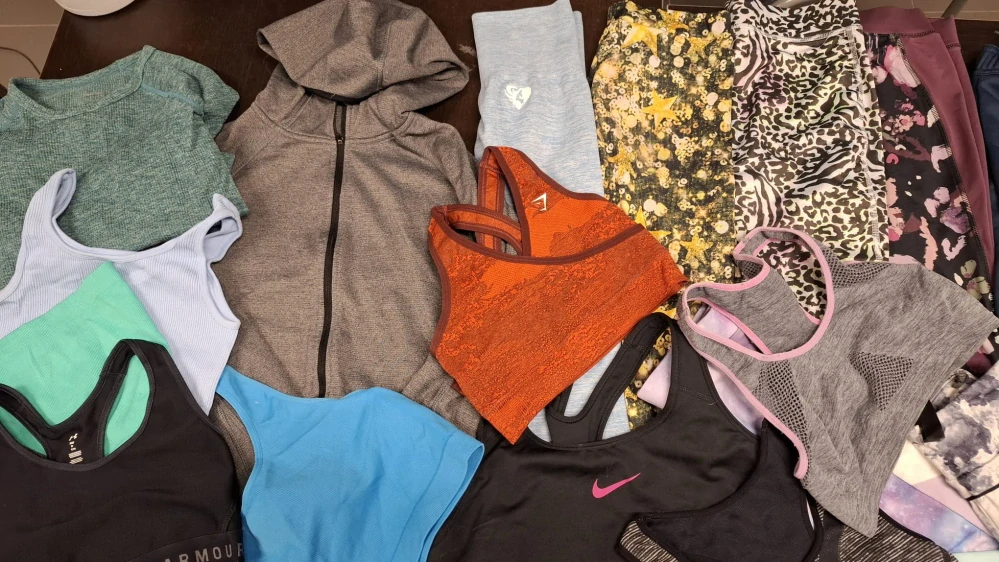793/25 – 7 kg – Dívčí sportovní oblečení 👟👧 – 51 ks – kvalita 1 jakost, pár kousků 2. jakost, velikosti 140-158 a XS , Anglie