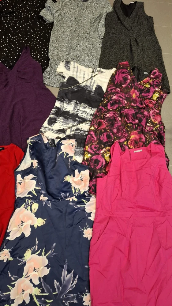 Balík 31/26 – 25 kg dámské šaty jaro–léto, 1. jakost + cream, velikosti XS–XXL