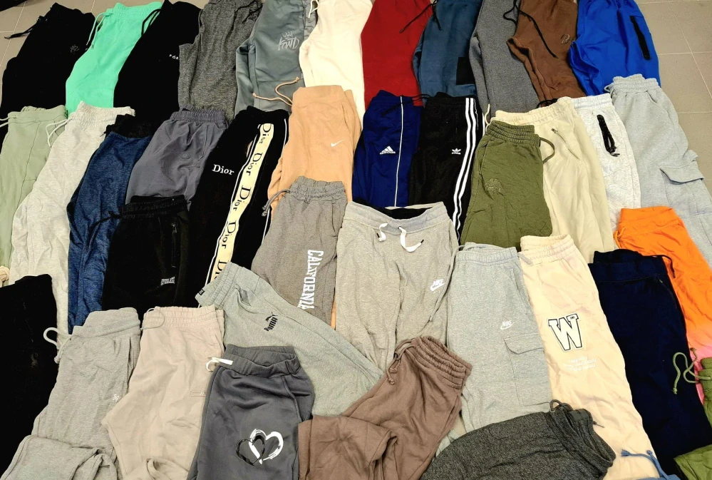 Balík 92/26 – 25 Kg tepláky pro dospělé, 1. a 2. jakost, cca 60-65 ks, velikosti do 2XL